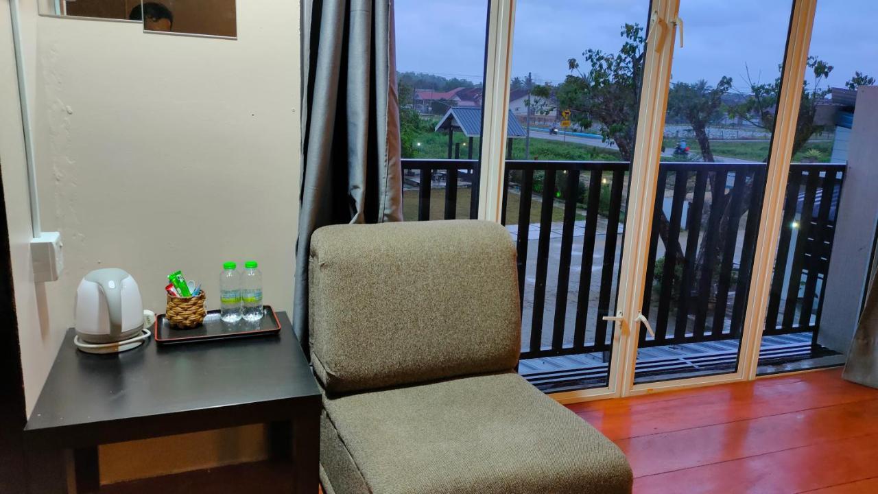 Aleesa Roomstay Pasir Puteh Exterior foto