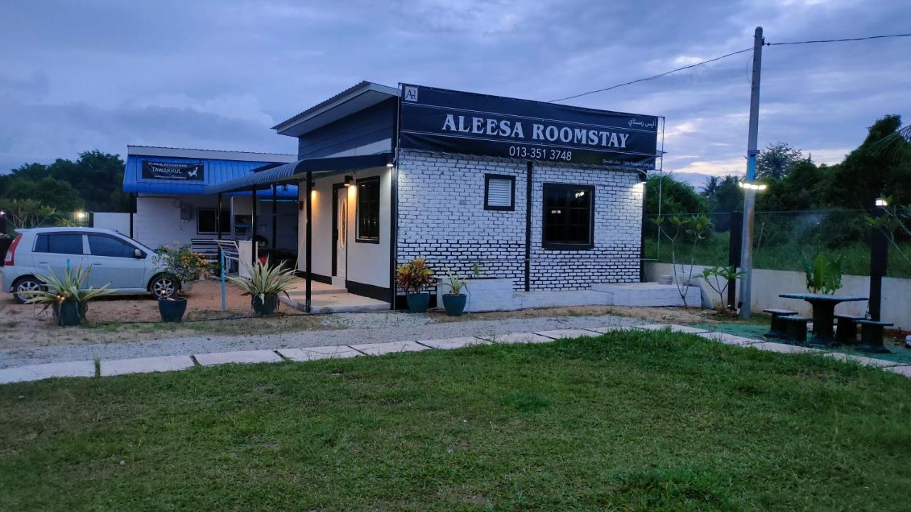 Aleesa Roomstay Pasir Puteh Exterior foto